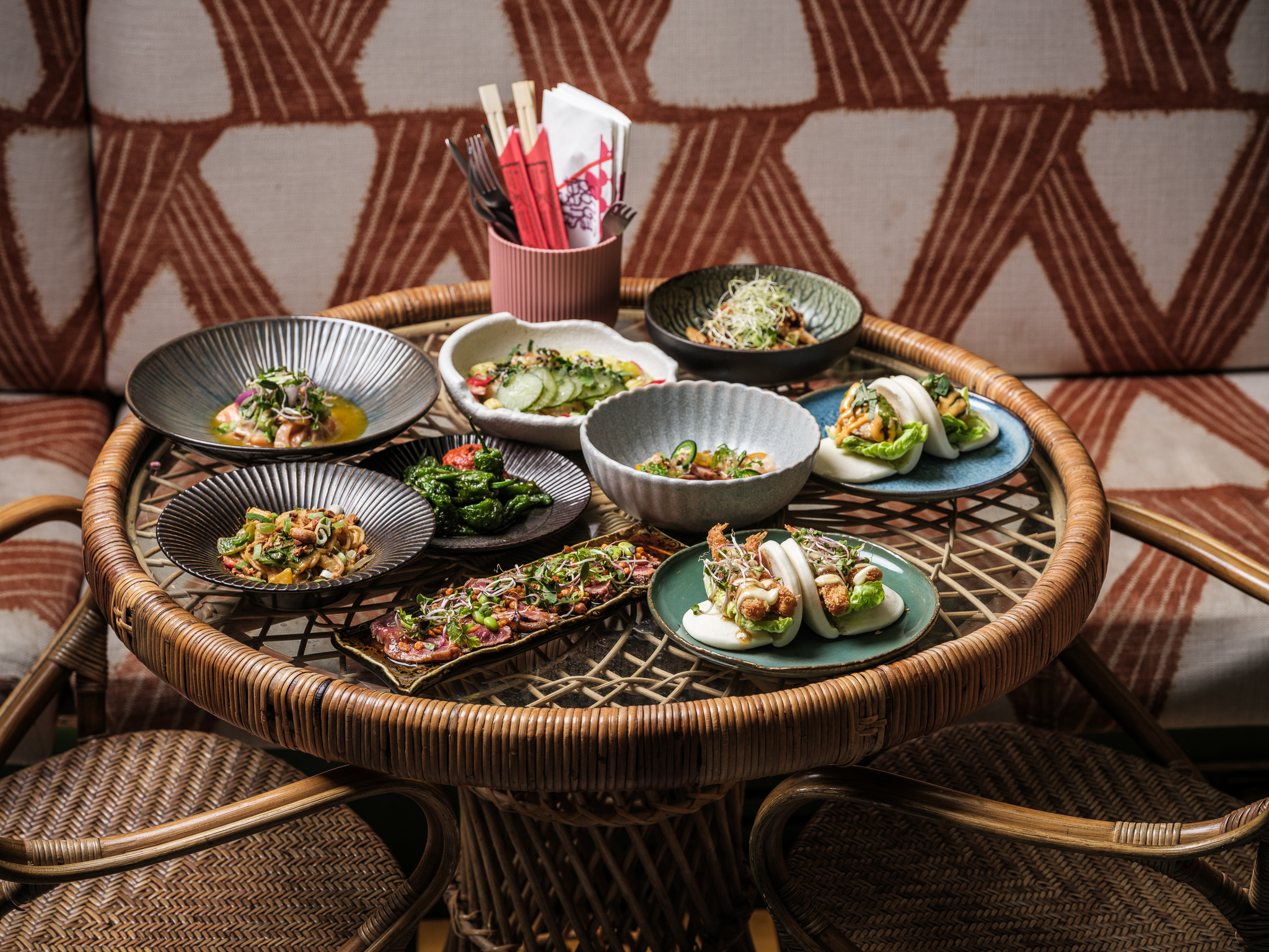 De kleurrijke gerechten van The Streetfood Club worden geserveerd op het gedurfde, designvolle servies van Fine2Dine, dat kleur en energie toevoegt aan elk bord.